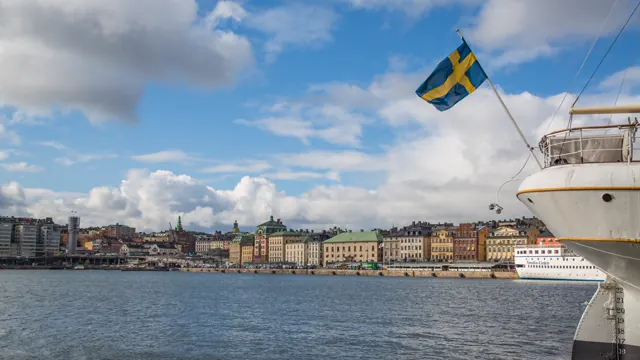 Stockholms stadssilhuett och kaj vid vattnet