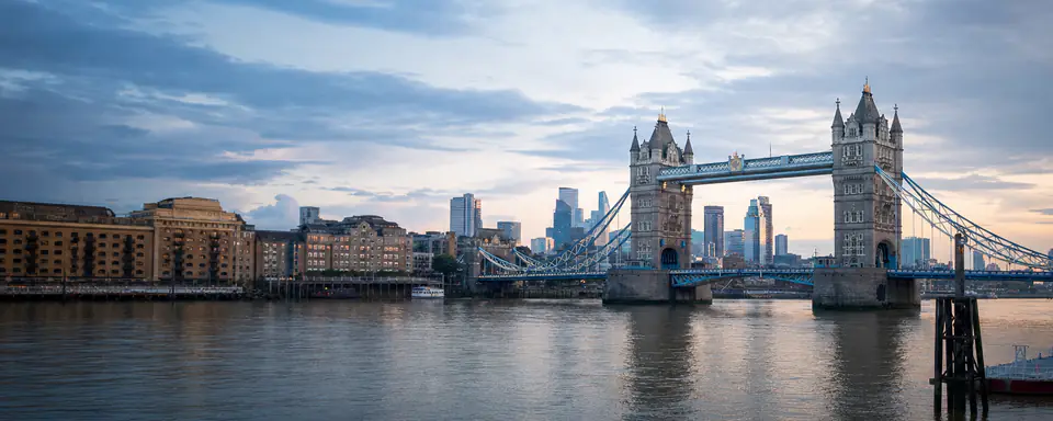 Illustrated panoramic view representing London, United Kingdom, in natural weather light